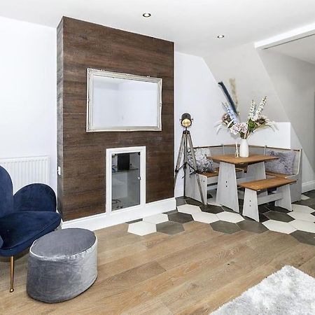 Lovely 2-Bed In Windsor Free Parking, 1 Mile From Legoland Kültér fotó