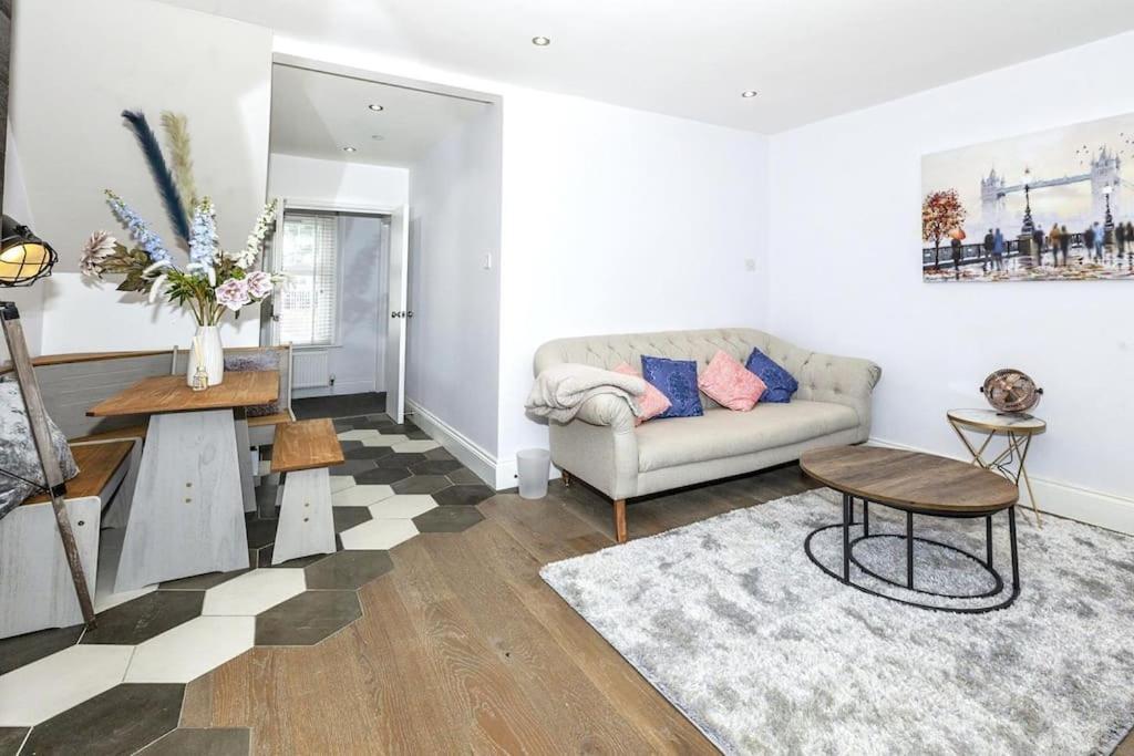 Lovely 2-Bed In Windsor Free Parking, 1 Mile From Legoland Kültér fotó