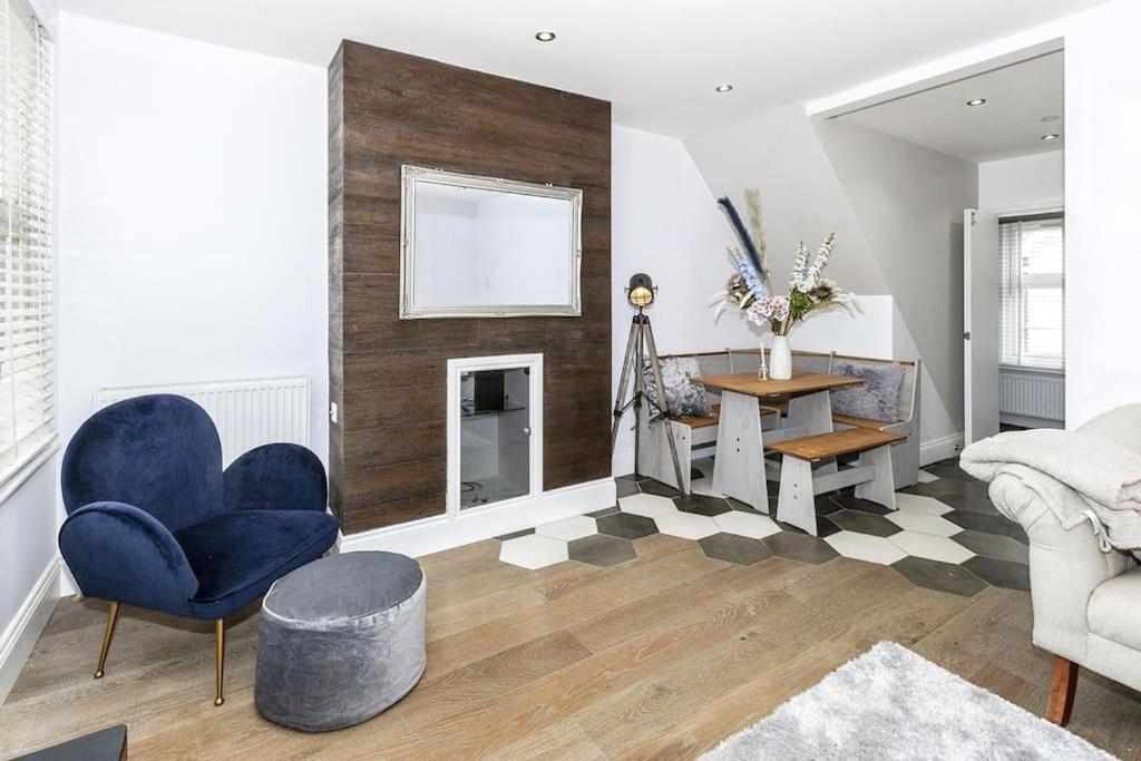 Lovely 2-Bed In Windsor Free Parking, 1 Mile From Legoland Kültér fotó